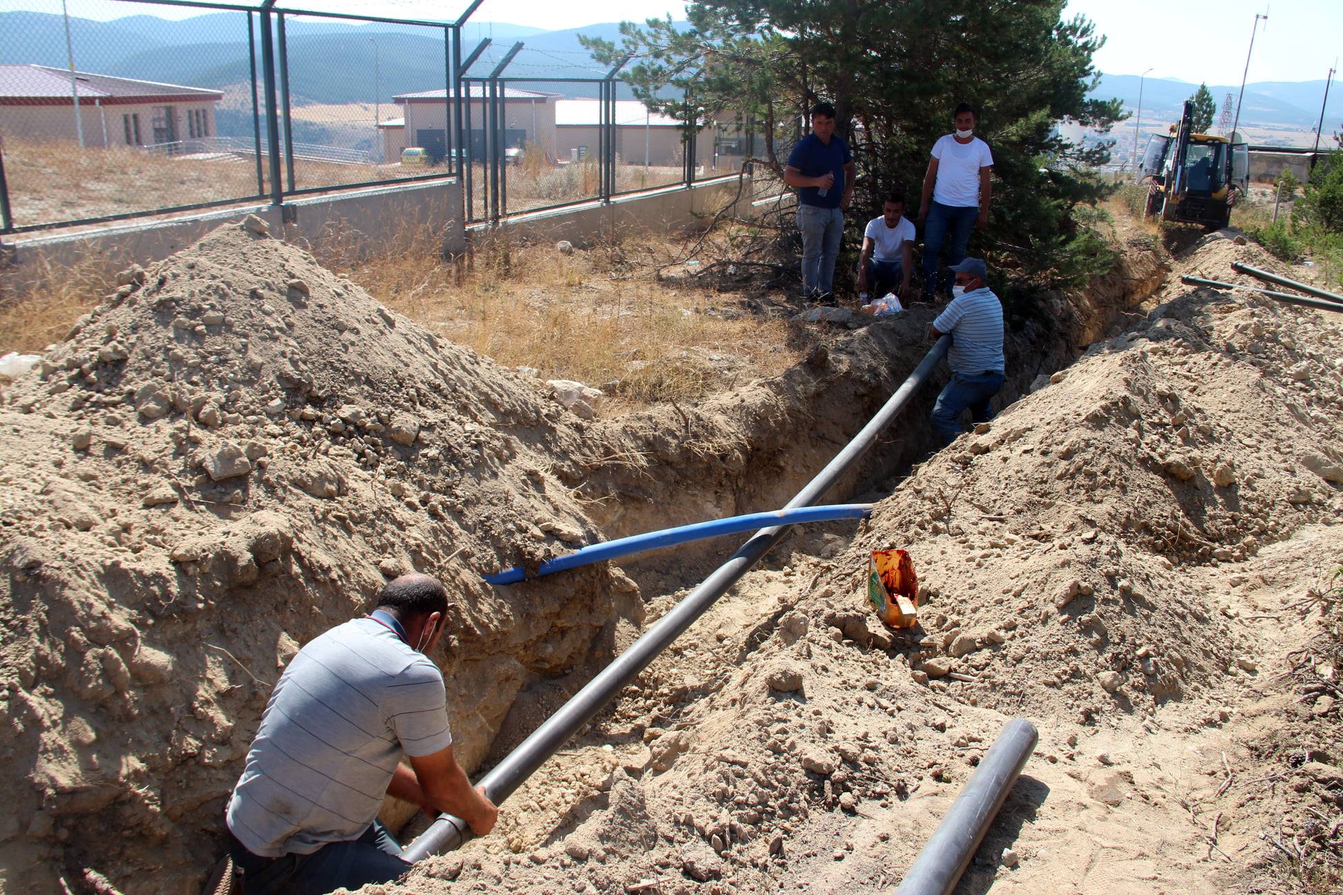 Akdağmadeni’nde bulunan yeni su kaynakları içme suyu hattına bağlanmaya başladı.
