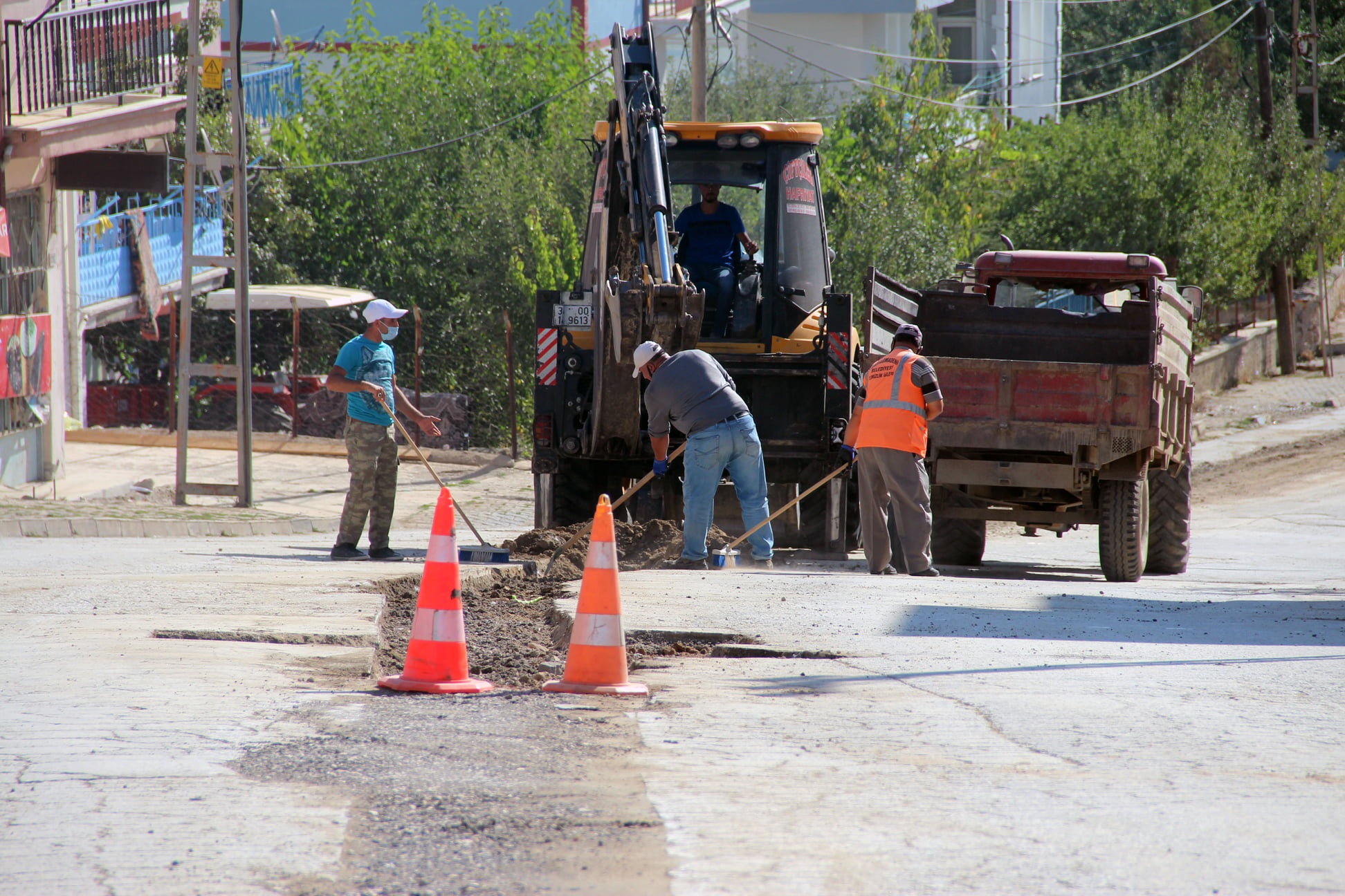 Alt yapı çalışmaları tamamlanan Akdağmadeni Barbaros Caddesinde üst yapı çalışmaları