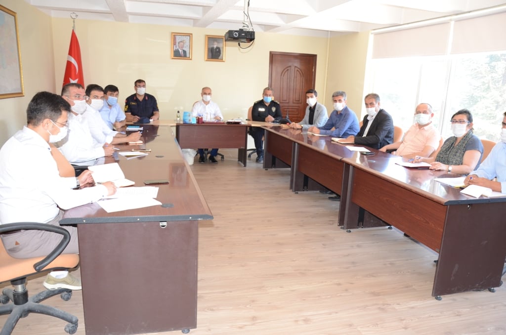 Sarıkaya Kaymakamı Selami Işık başkanlığında kurum amirleri ve İlçe İdare
