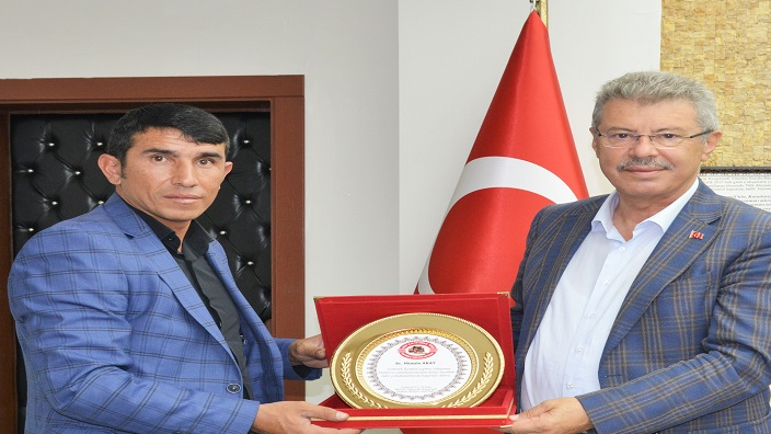 Göreve yeni seçilen Gemerek Taşıyıcılar Kooperatifi Başkanı Mehmet Sarıhan ve