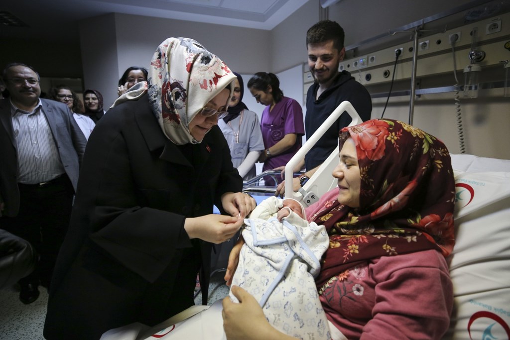 Aile, Çalışma ve Sosyal Hizmetler Bakanı Zehra Zümrüt Selçuk, doğum