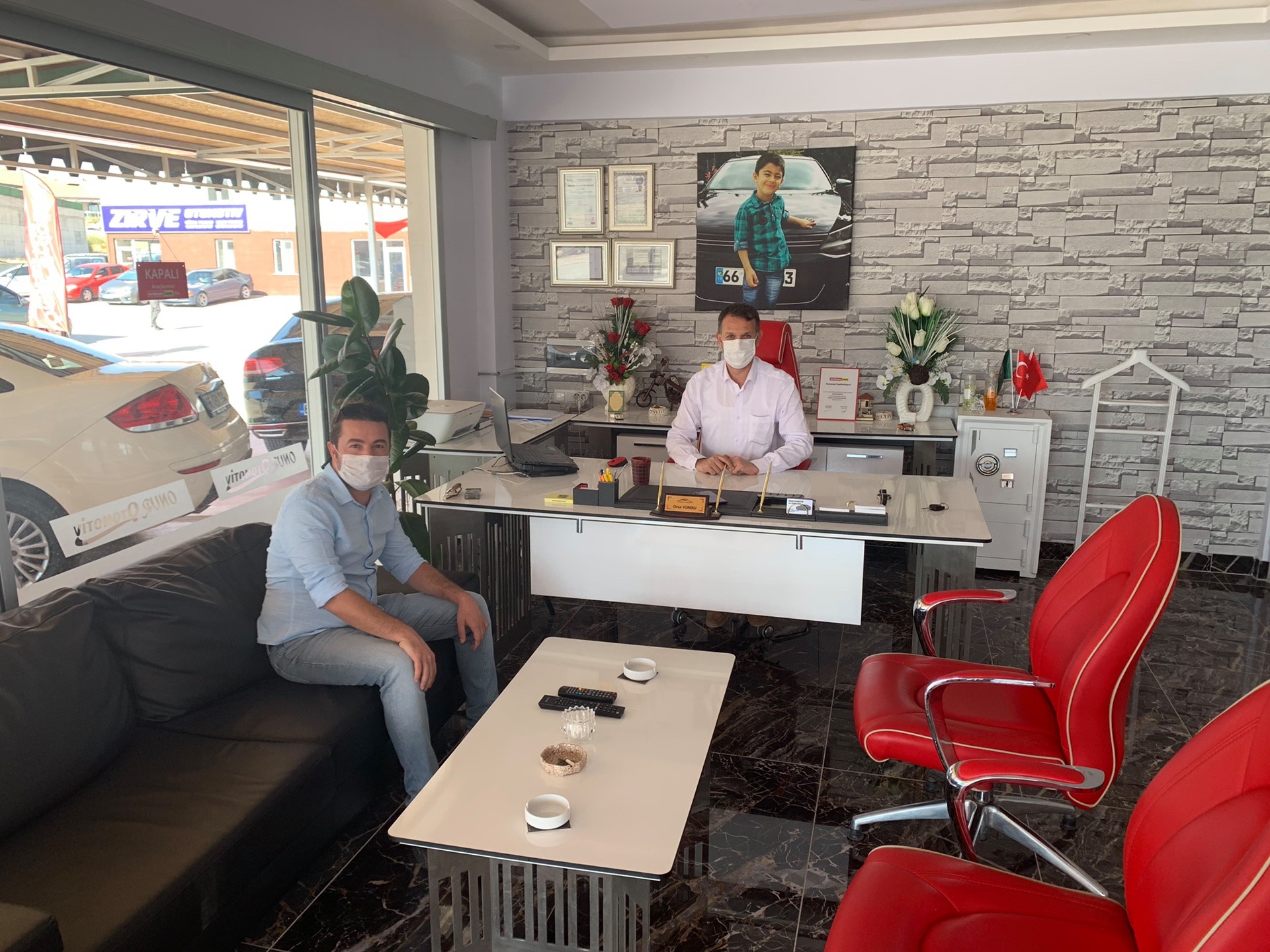 Sarıkaya Belediye Başkanı Ömer Açıkel ilçede bulunan galericiler sitesini ziyaret