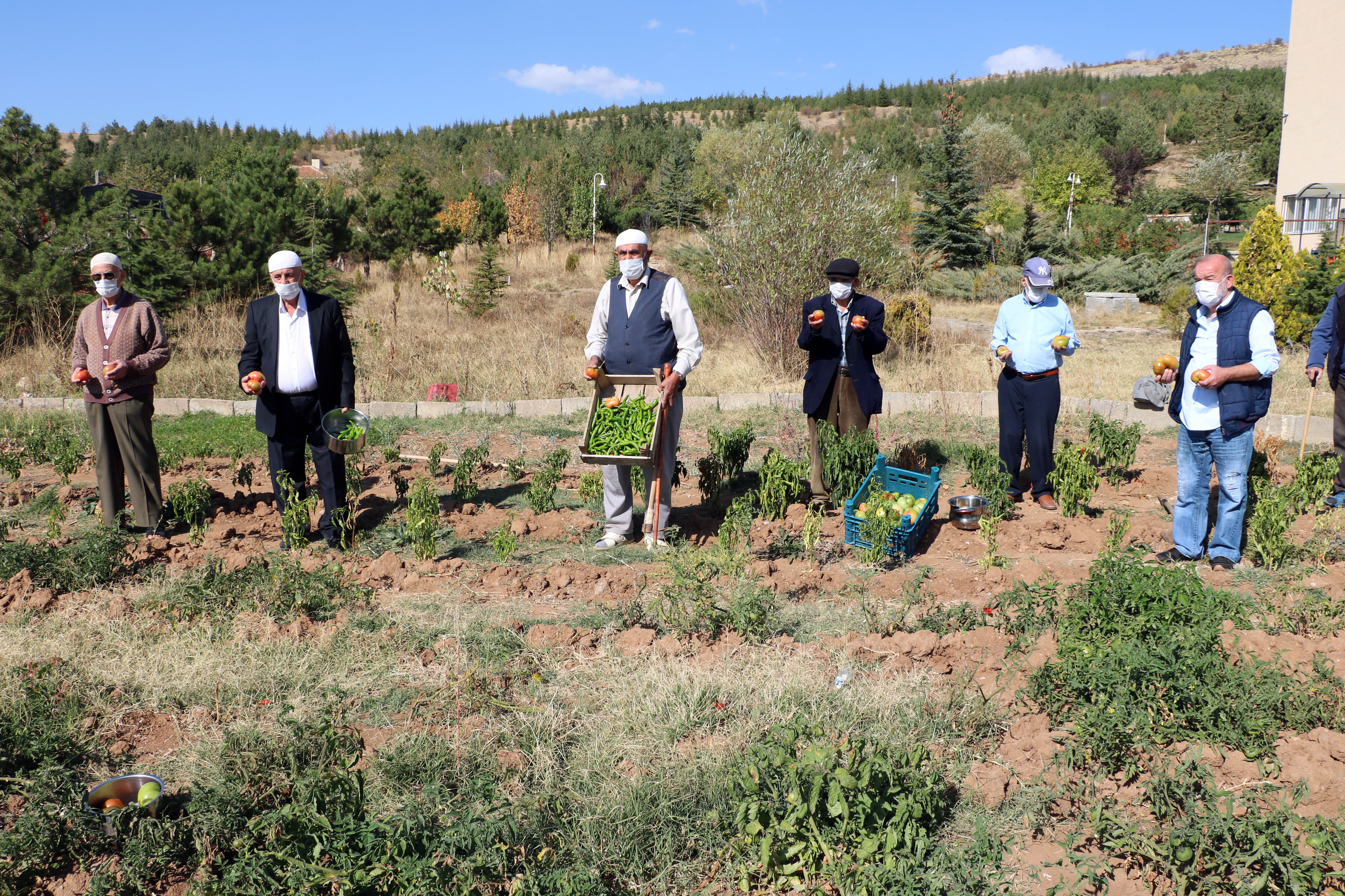 Yozgat’ta bulunan Alpaslan Türkeş Huzurevi sakinleri pandemi nedeni ile dışarı