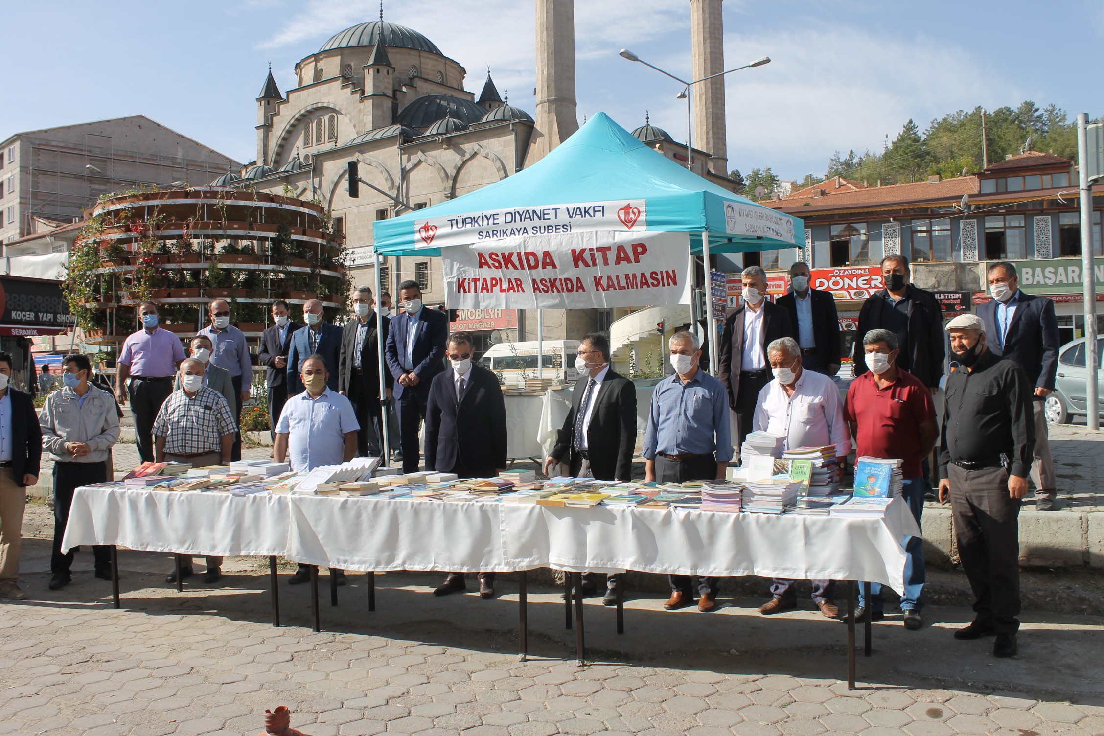 Sarıkaya İlçe Müftülüğünce başlatılan “Askıda kitap, kitaplar askıda kalmasın” adlı