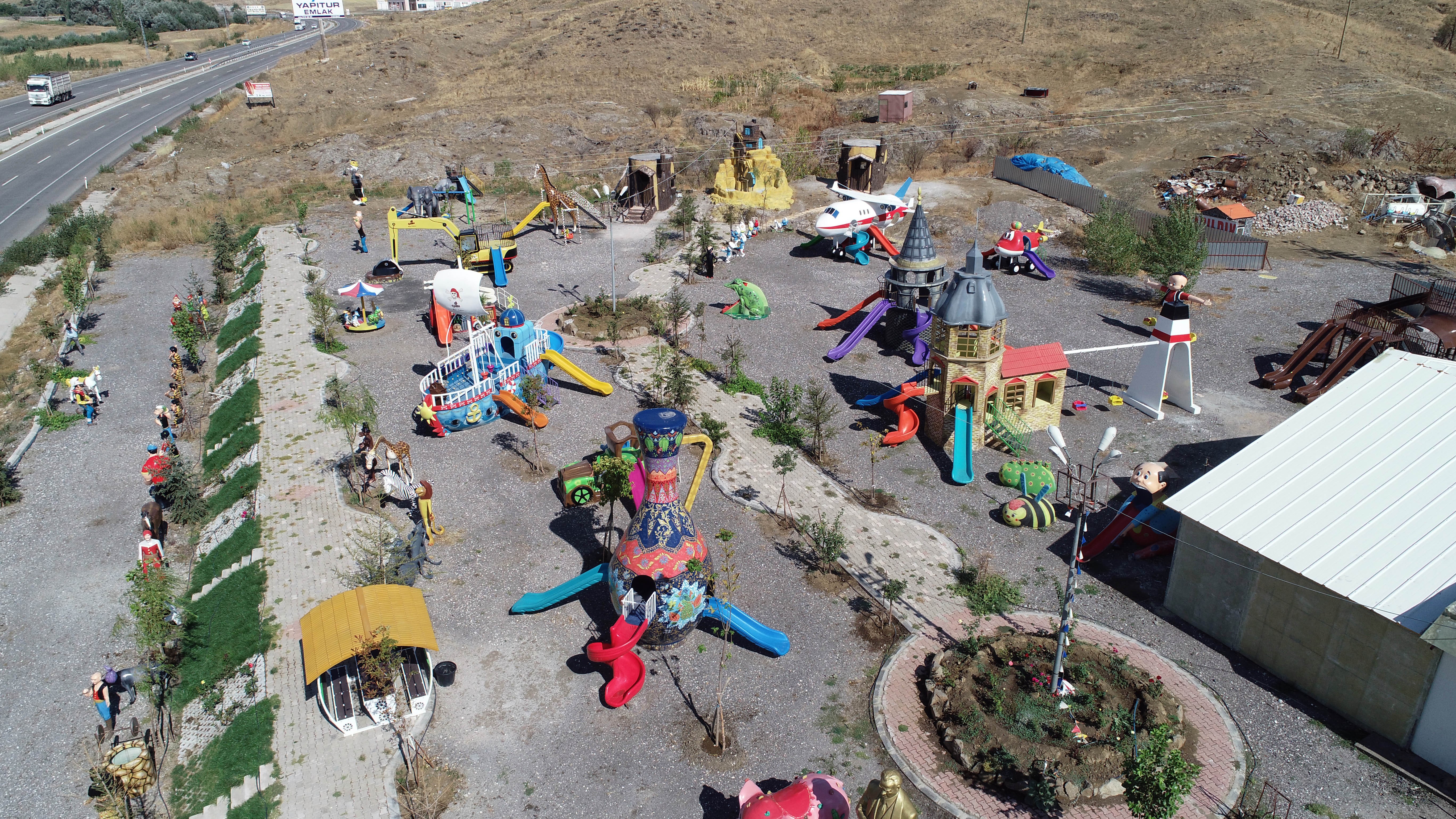 Yozgat’ta bir dinlenme tesisinde çocuklara yönelik yapılan temalı oyun grupları