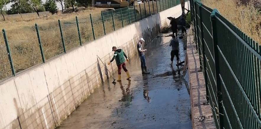 Sarıkaya ilçesinde belediye ekiplerince ilçe merkezinde bulunan sel taşkın kanallarında