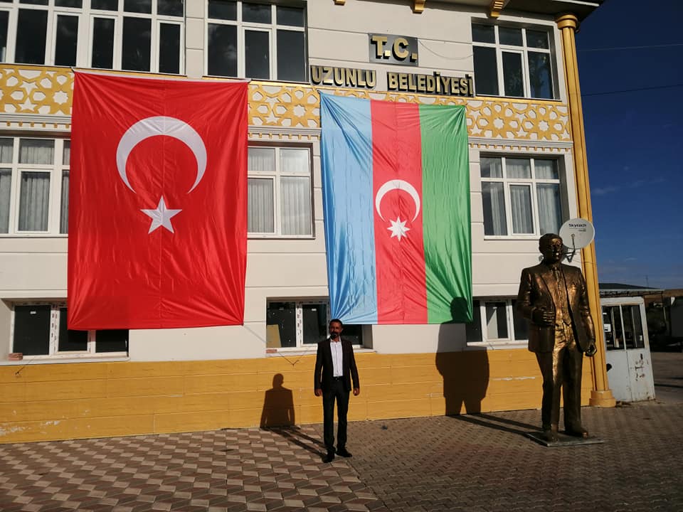 Uzunlu Belediye Başkanı Okan Yaşar Elbaşı, Belde’yi Azerbaycan bayrakları ile