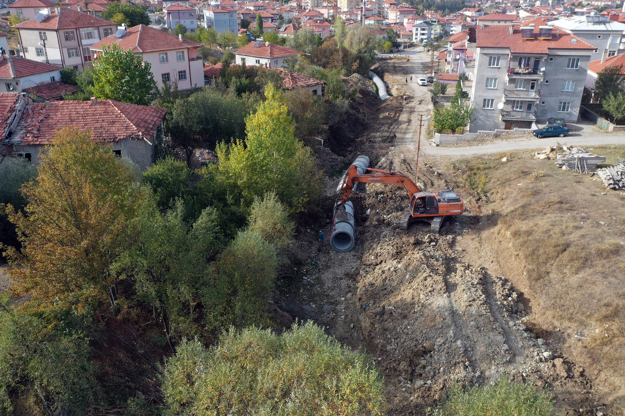Akdağmadeni Belediyesi tarafından devam dere ıslah çalışması kapsamında Yeşiltepe mahallesi'nde