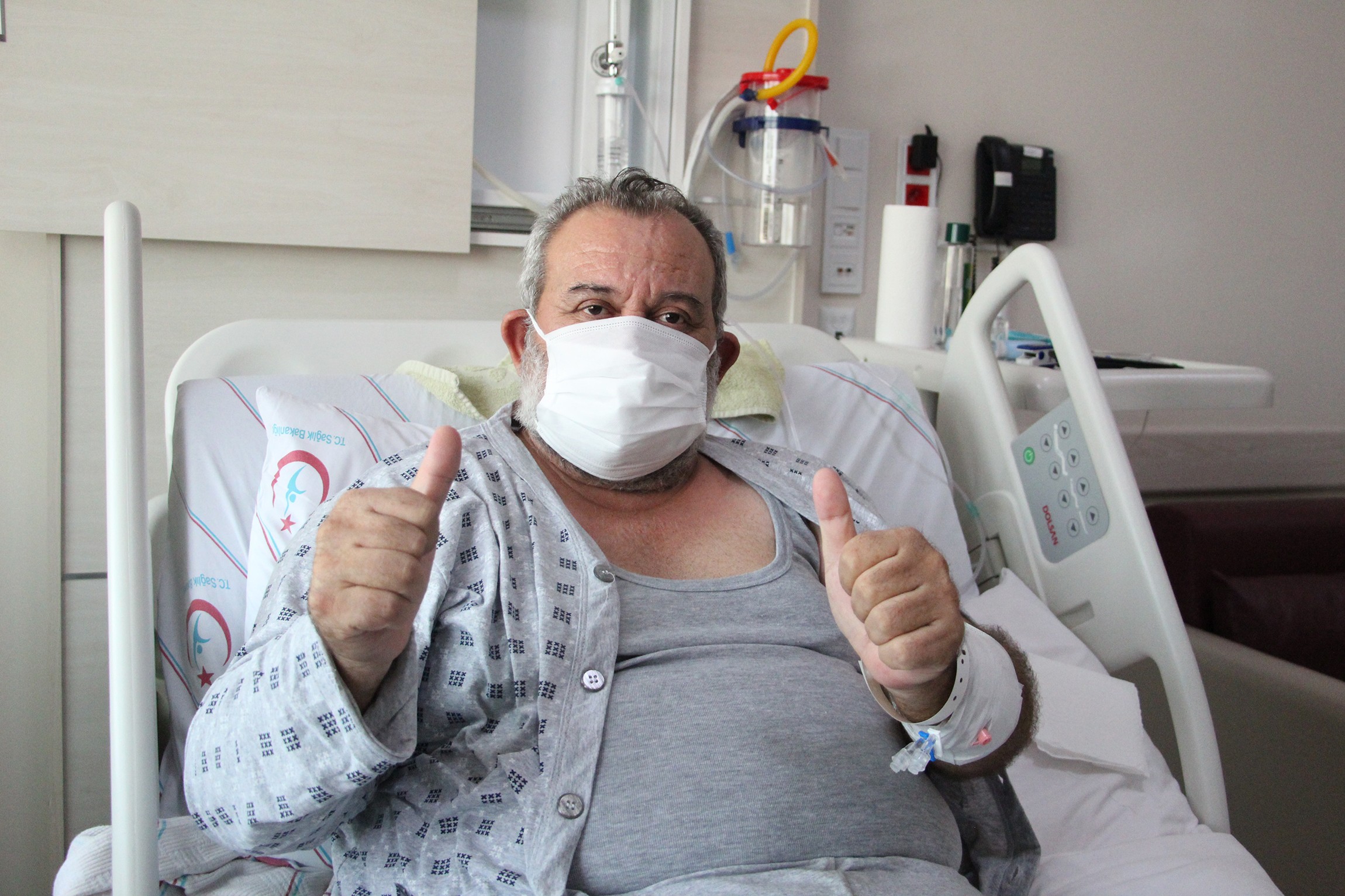 Antalya'da, 13 günlük yoğun bakım tedavisinin ardından Covid-19’u yenen ve