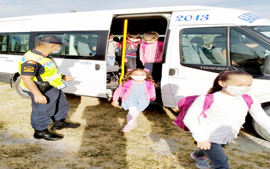 Yozgat İl Jandarma Komutanlığı Trafik ekipleri tarafından öğrencilerin güvenli eğitim-öğretim