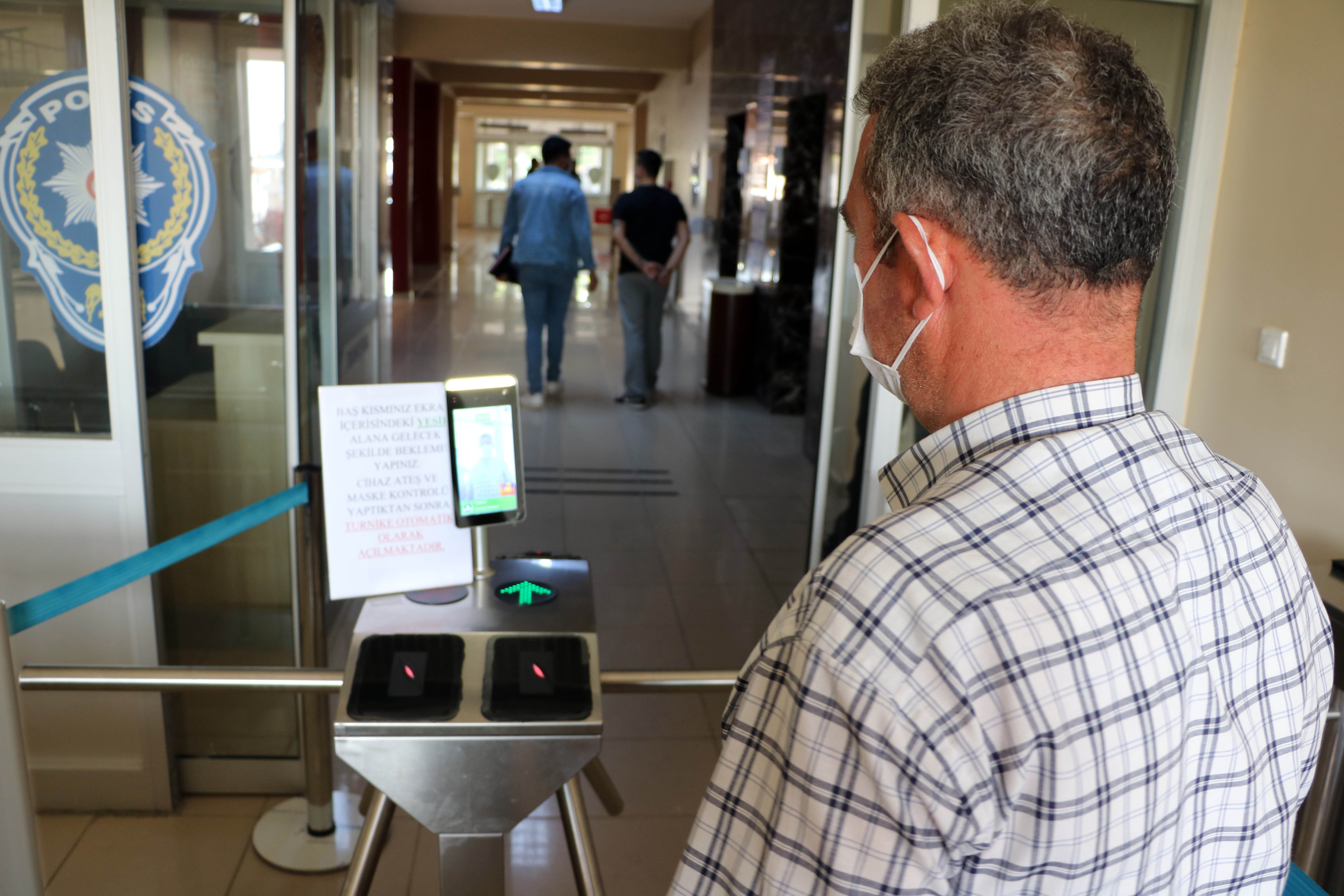 Korona virüs tedbirleri kapsamında Yozgat İl Emniyet Müdürlüğü, bina girişlerindeki