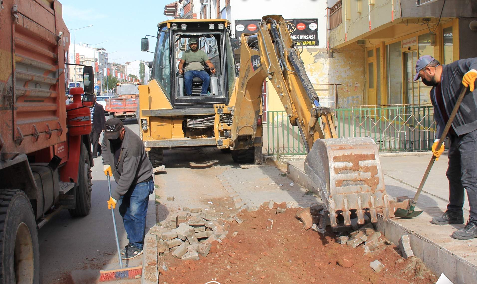 Sarıkaya Belediye Başkanı Ömer Açıkel, ilçede Nevzat Şener Bulvarı güzergahında