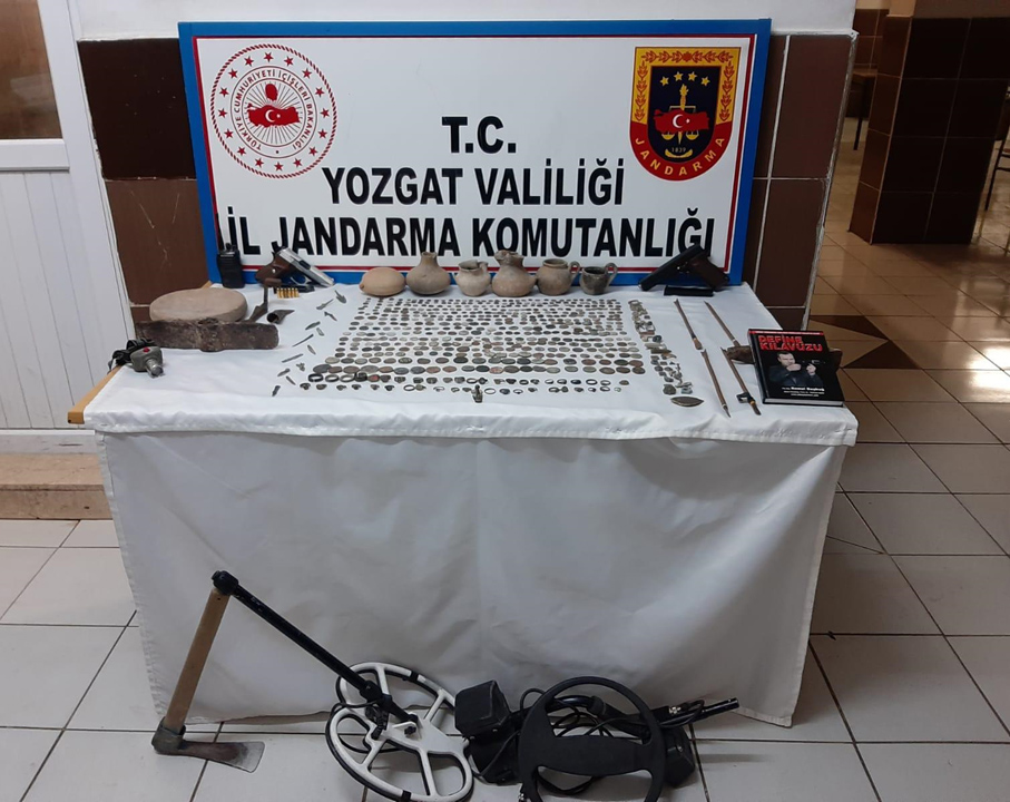 Yozgat'ta jandarmanın operasyon düzenlediği evde 561 parça tarihi eserin yanında
