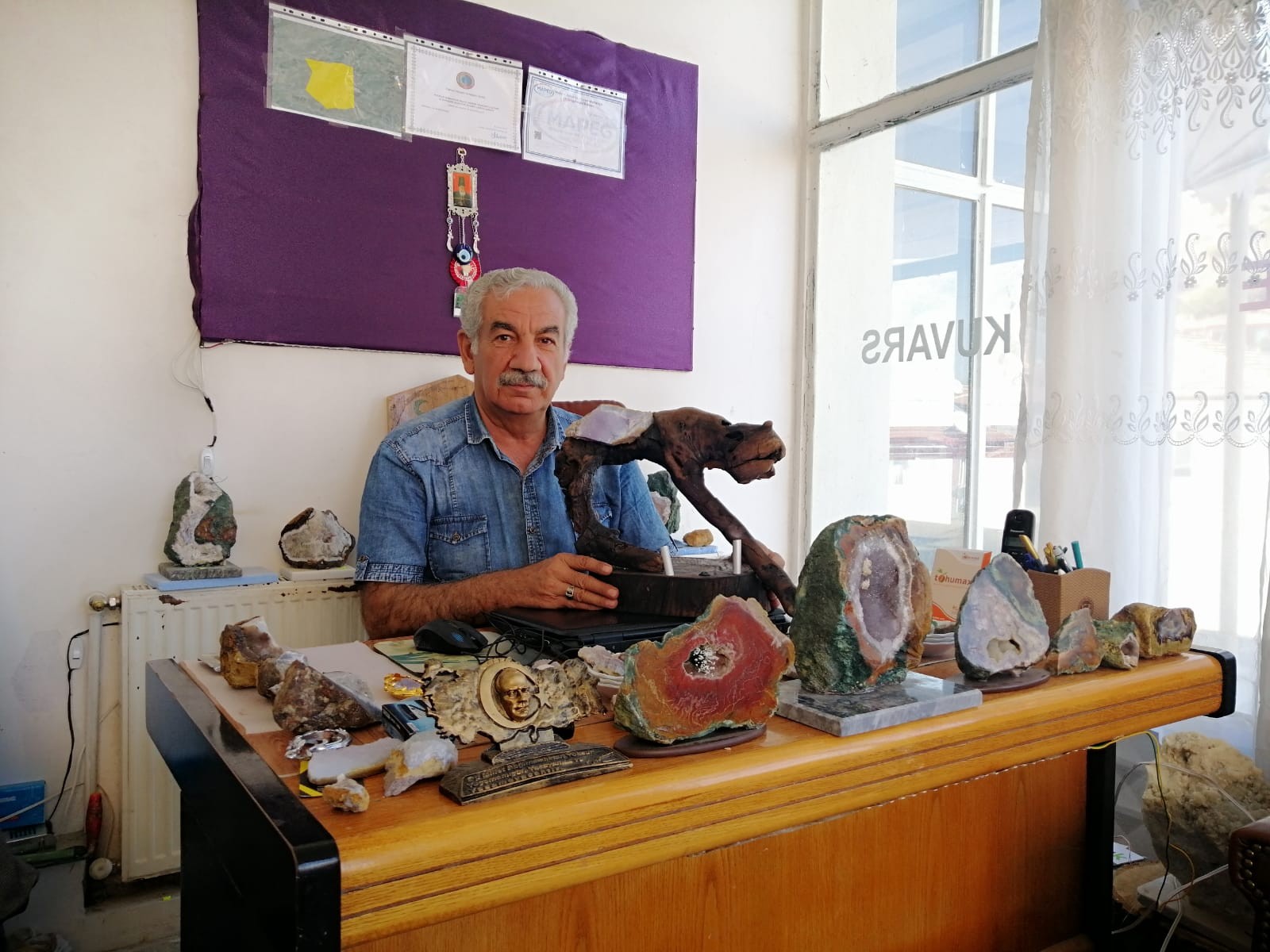 Aydıncık ilçesinde dağlık bölgelerden çıkarılan Ametist taşı, ahşapla birleşerek farklı