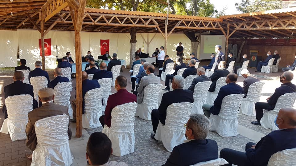 Yozgat Valisi Ziya Polat, Şefaatli ilçesinde köy muhtarlarıyla toplantı yaptı.
