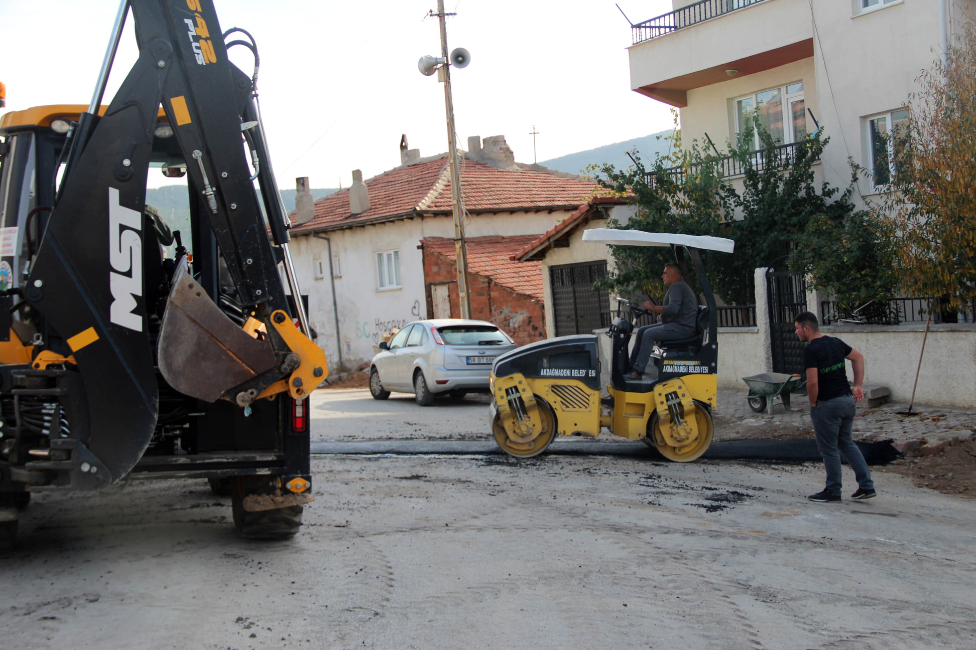 Akdağmadeni Belediyesi tarafından doğalgaz çalışmaların nedeniyle bozulan yollarda ve kaldırımlarda