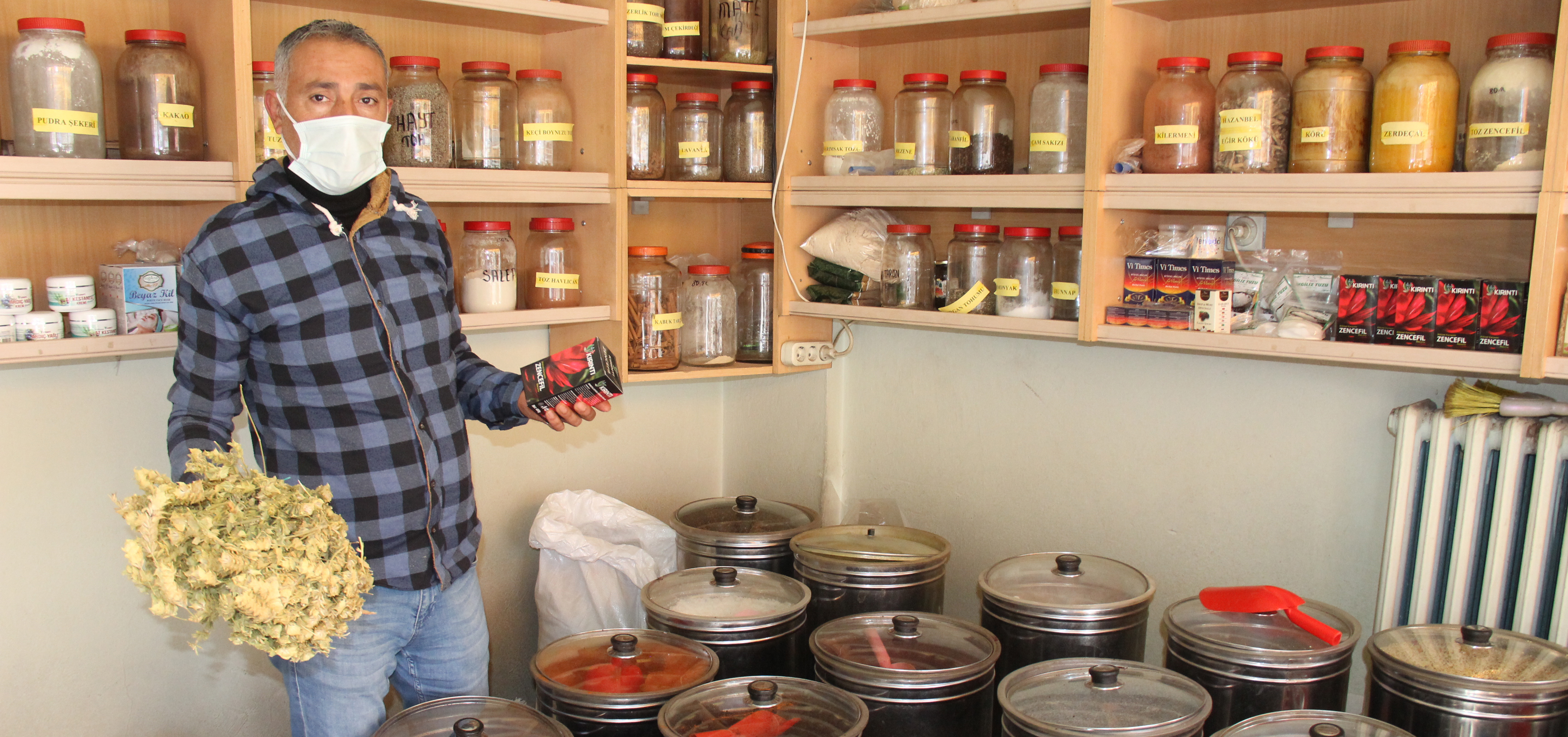 Yenice Baharat sahibi Mustafa Yenice kış aylarının yaklaşmasıyla vücut dirençlerini