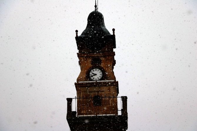 Bir süredir soğuk havanın etkili olduğu Yozgat’ta mevsimin ilk karı