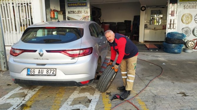 Yozgat’ta araçlarına kış lastiği taktırmak isteyen sürücüler, lastikçilerin yolunu tuttu.
