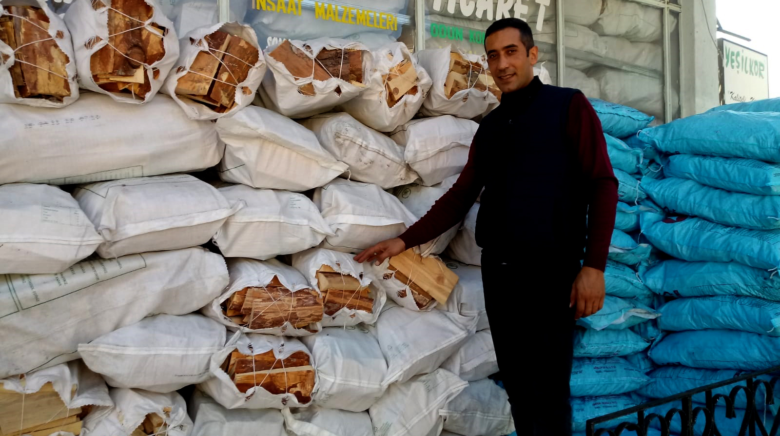 Yozgat'ta havaların soğumasıyla birlikte kömür satışları arttı.
