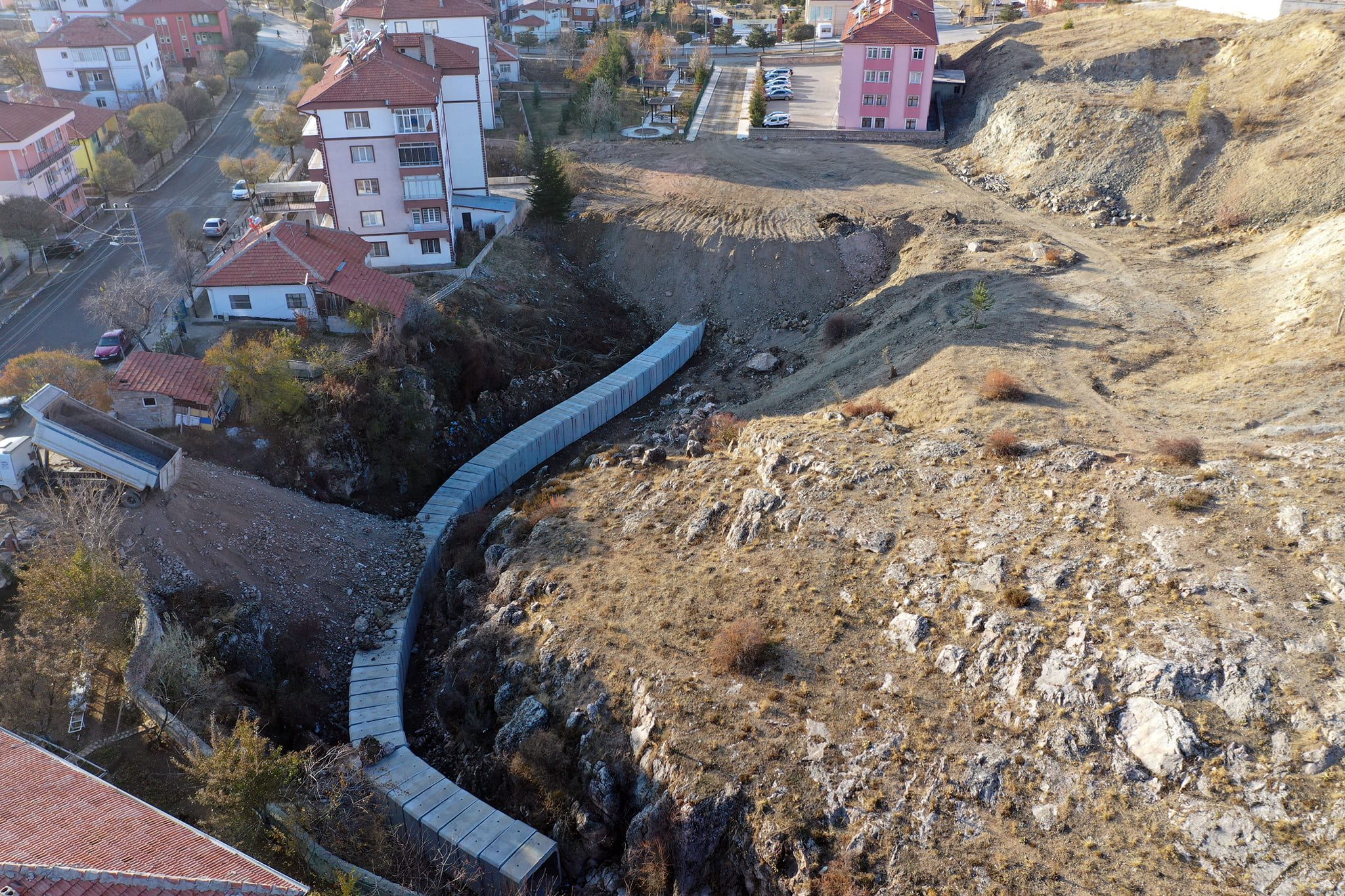 Yozgat’ın Akdağmadeni ilçesinde belediye ekiplerince alt yapı ve dere ıslahı