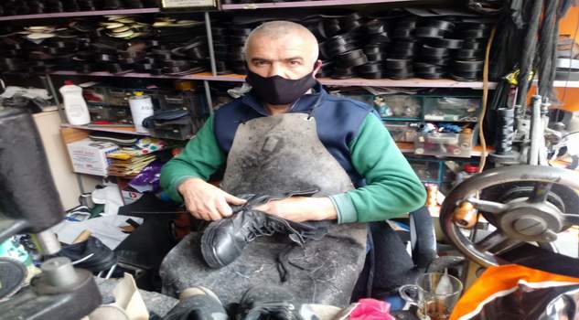 Yozgat’ta yaklaşık 40 yıldır ayakkabı tamir işi yapan  Mahmut Ekinci,