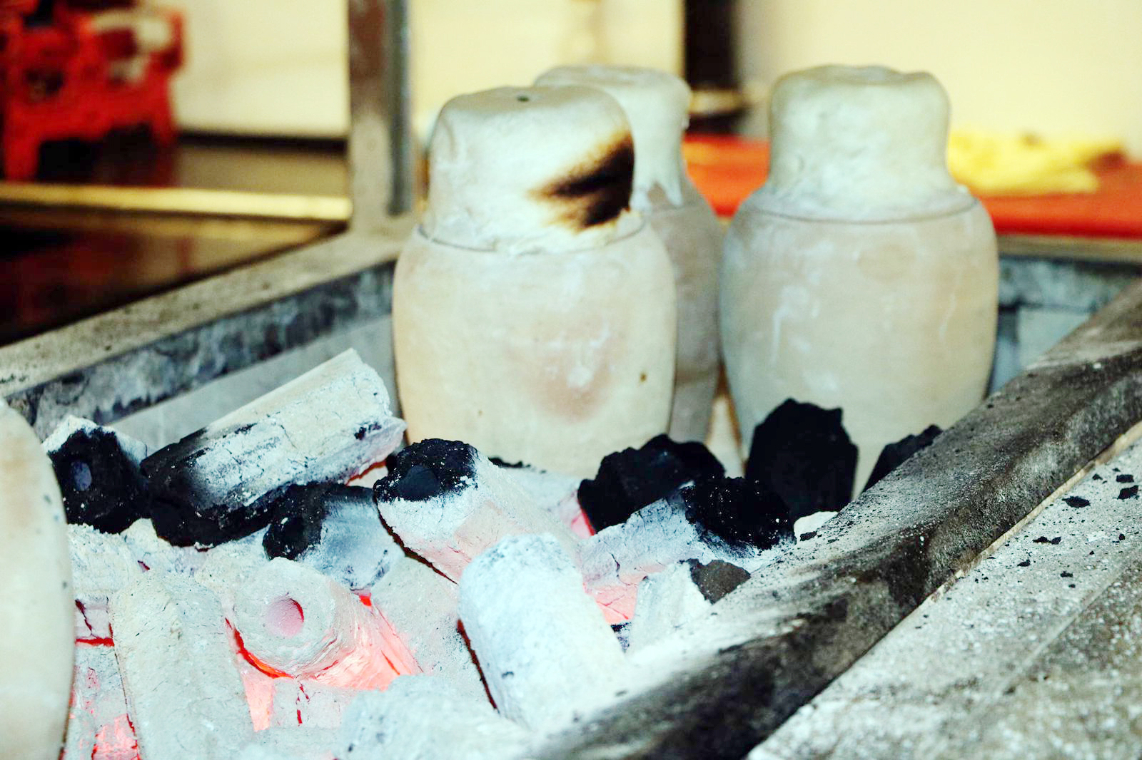 Yozgat’ta bir restoran kentin yöresel lezzetlerinden biri olan testi kebabını,