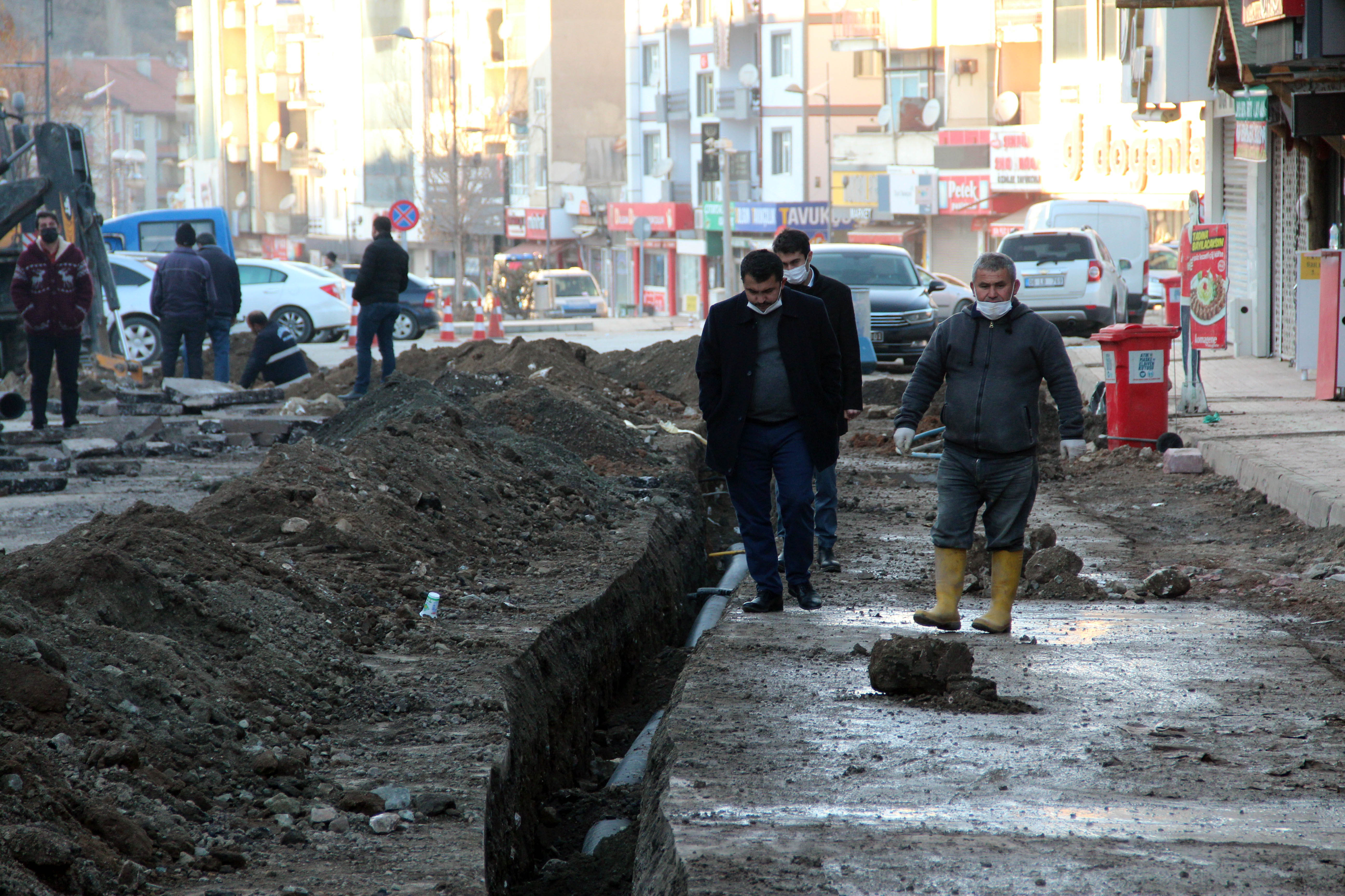 Akdağmadeni Belediyesi ekipleri sokağa çıkma kısıtlamasını fırsat bilip ilçe merkezinde