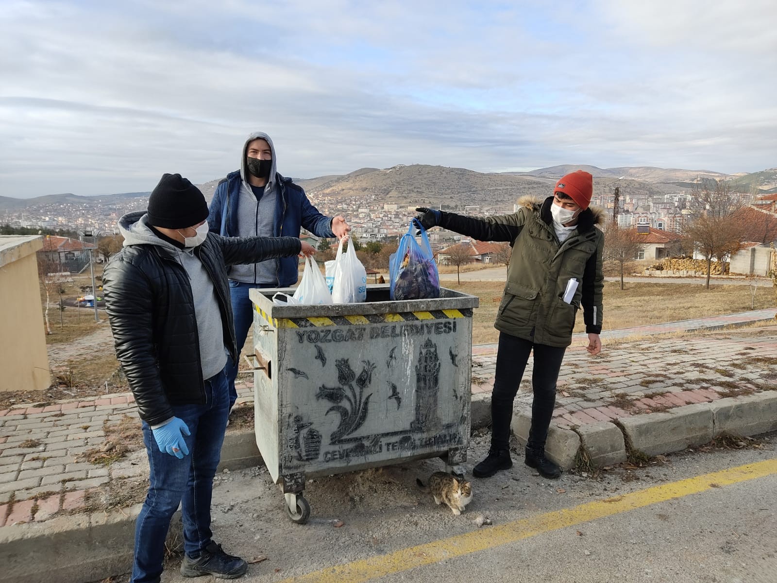 Yozgat Bozok Üniversitesi öğrencilerinden oluşan bir grup gönüllü, çevre temizliğine