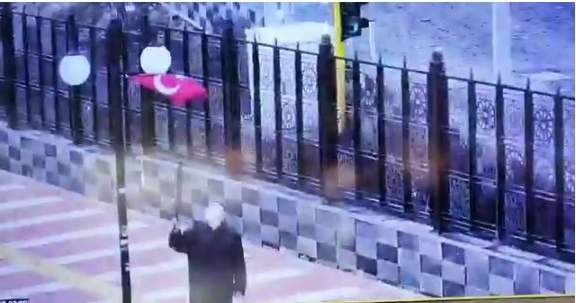 Yozgat’ta aydınlatma direğindeki Türk bayrağının katlanmış olduğunu gören 75 yaşındaki