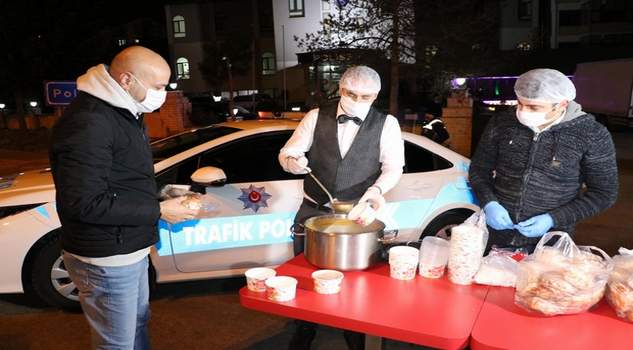 Yozgat İl Emniyet Müdürlüğü ekipleri, yılbaşında şehirlerarası yolculuk yapan sürücüler