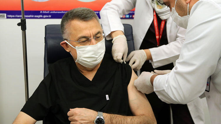 Cumhurbaşkanı Yardımcısı Fuat Oktay, Ankara Şehir Hastanesi'nde Covid-19 aşısı yaptırdı.
