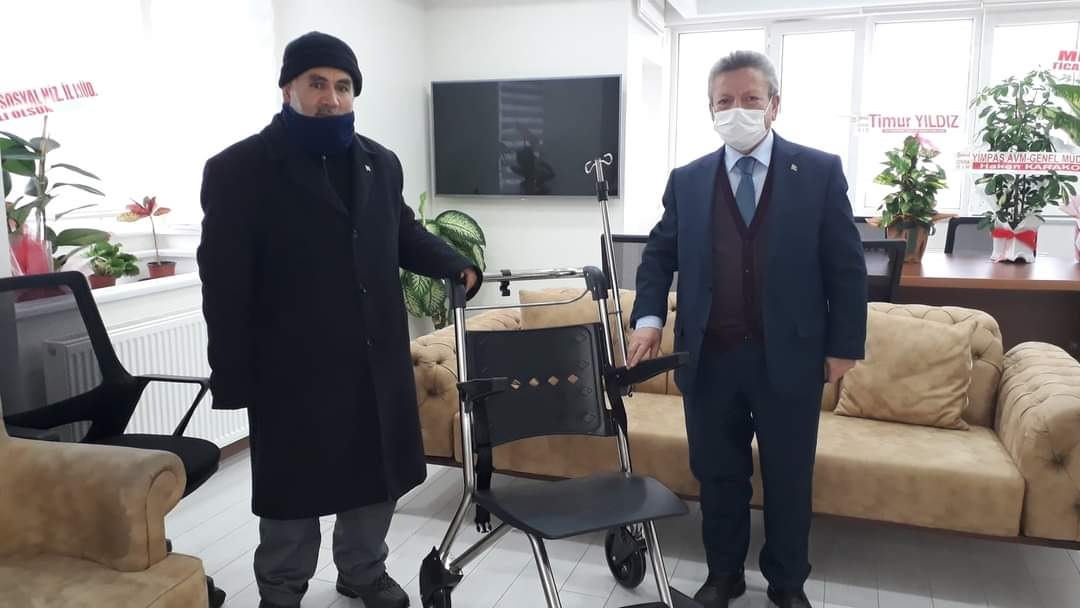 Ak Parti İl Başkanlığına ulaşan engellilere sandalyeleri hediye edilecek.
