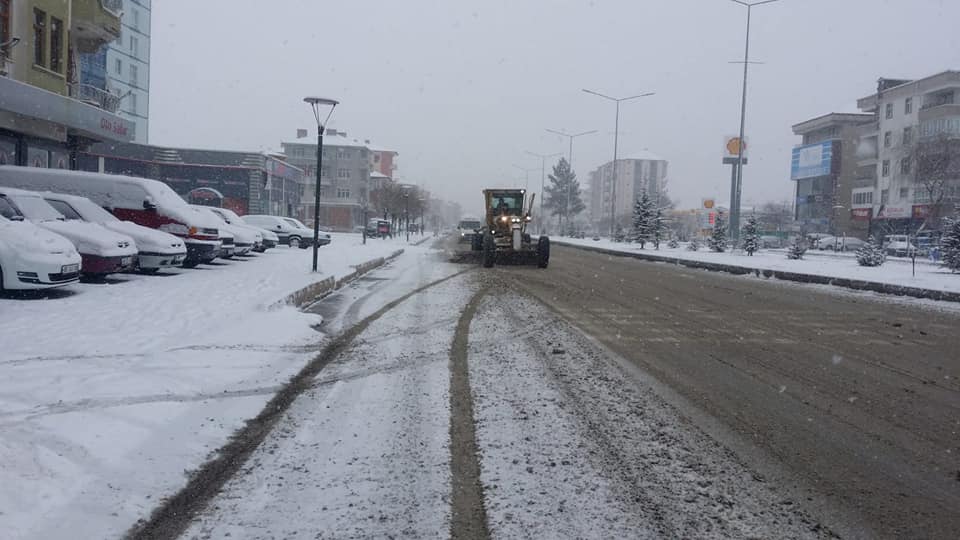Sorgun Belediyesi; 2 kepçe, 1 kamyon, 1 tuzlama aracı, 2