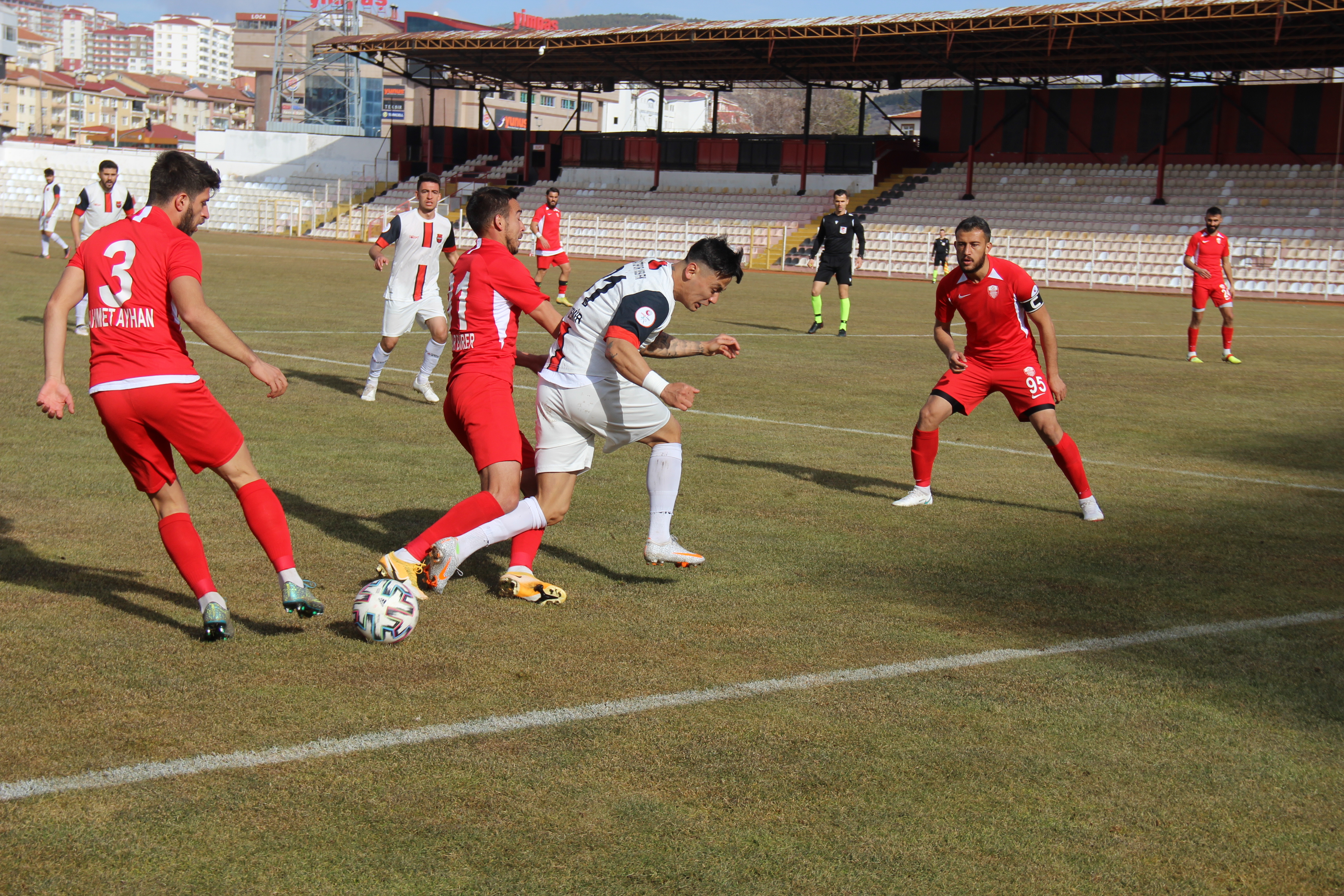 Lige şampiyonluk parolası ile başlayan ancak oynadığı futbol ve aldığı