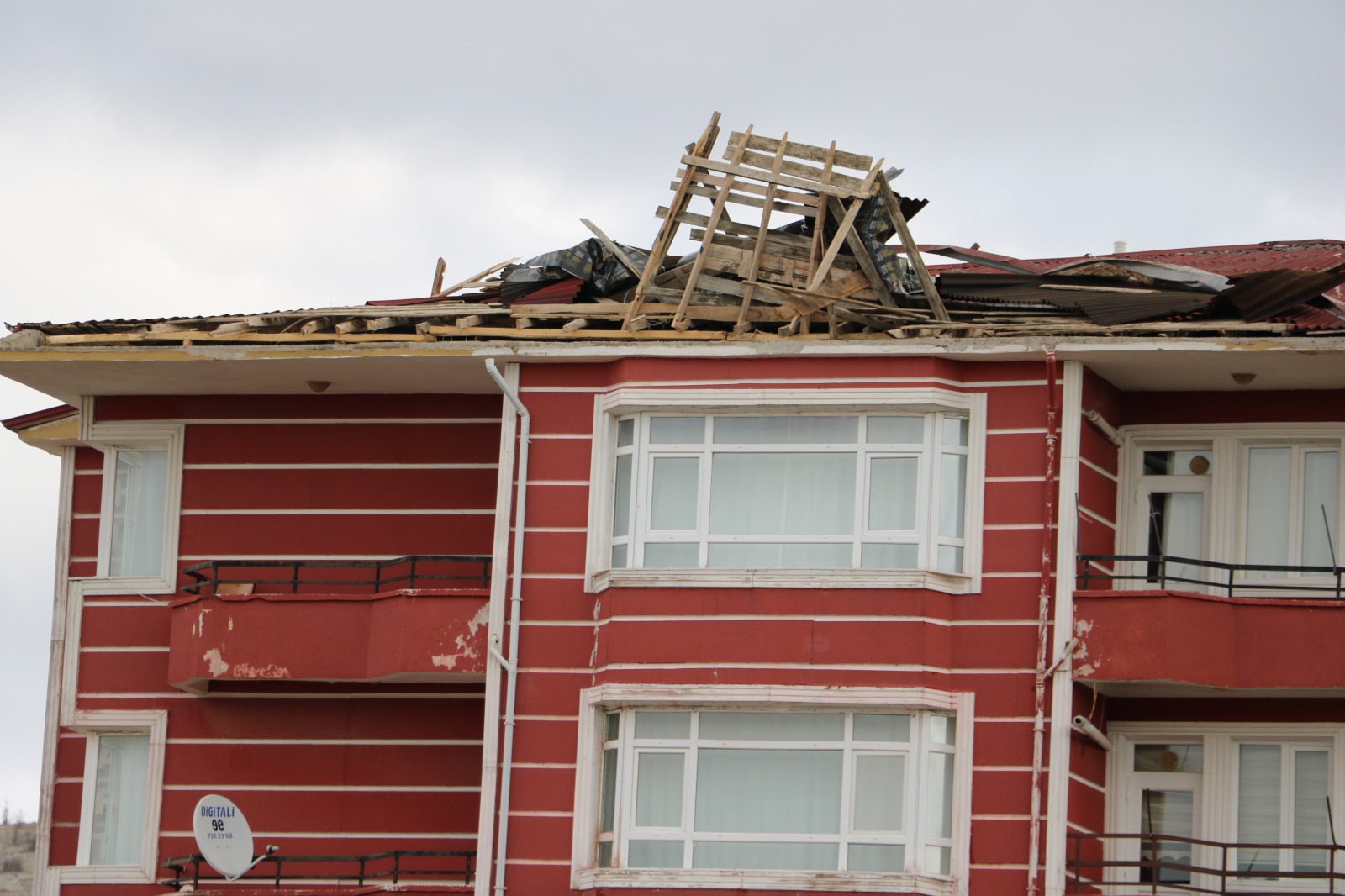 Yozgat’ta iki gündür etkili olan şiddetli rüzgar, bir apartmanın çatısına