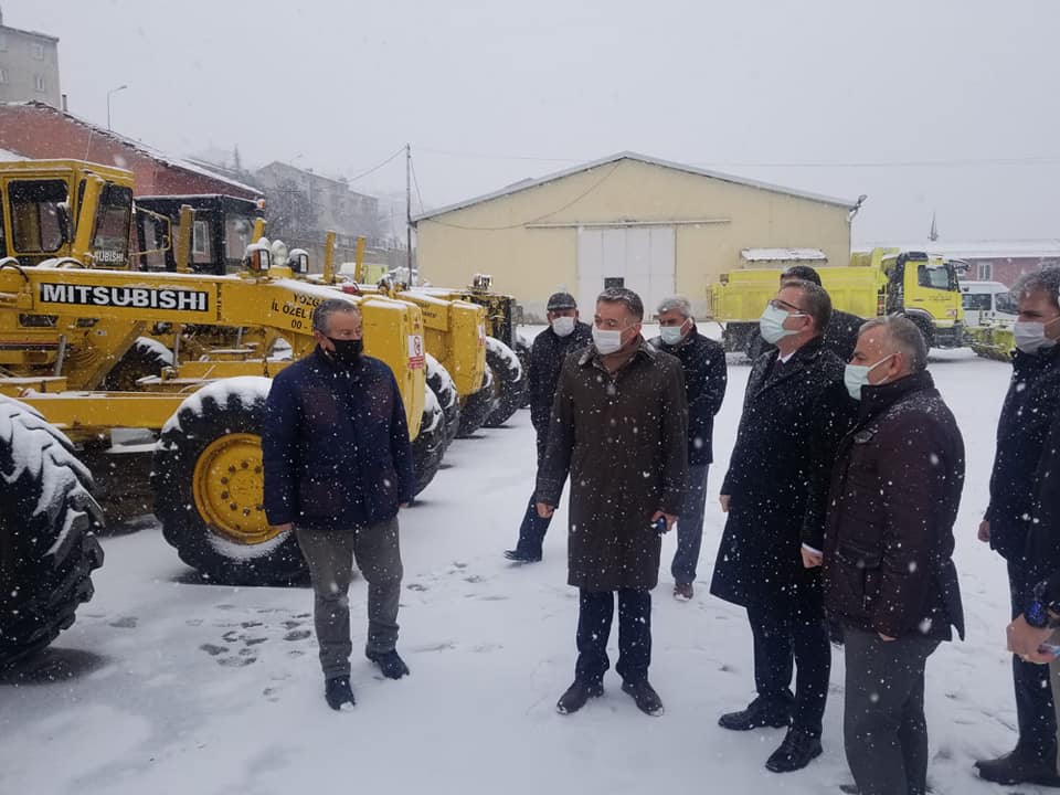 Yozgat İl Özel İdare makına parkında denetlemelerde bulunan Vali Ziya
