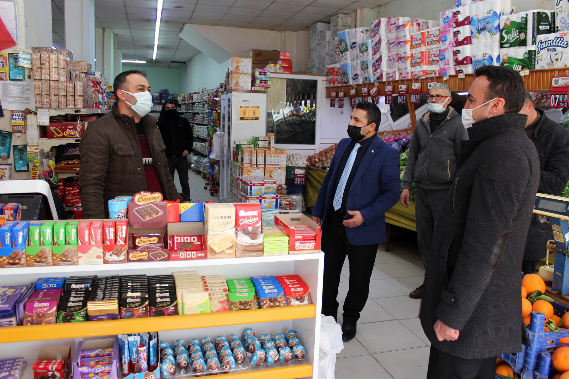 Akdağmadeni Belediye Başkanı Nezih Yalçın ilçede bulunan esnafları ziyaret ediyor.
