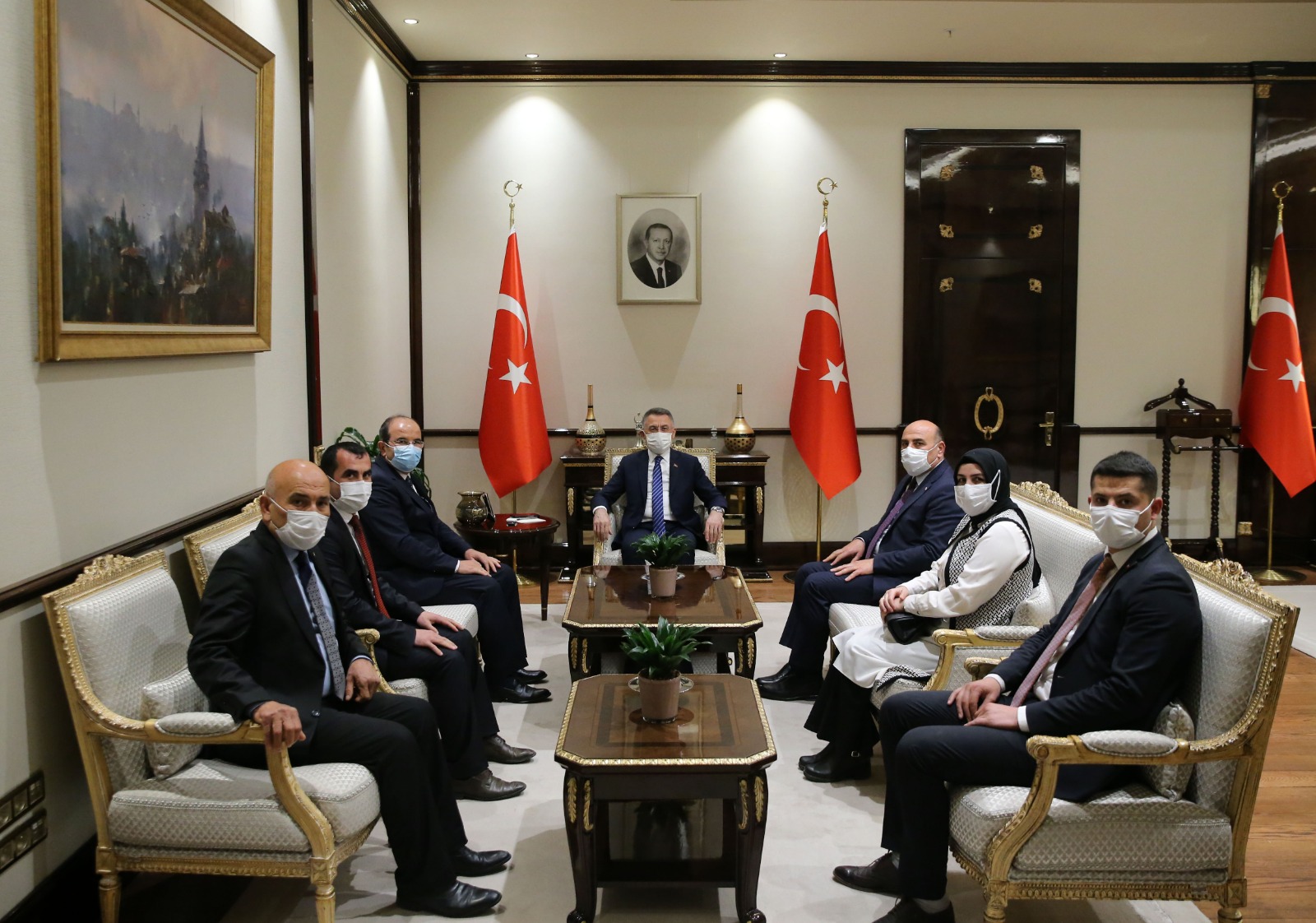 Cumhurbaşkanı Yardımcısı Oktay, Aydıncık Belediye Başkanı Ahmet Koçak ve beraberindeki