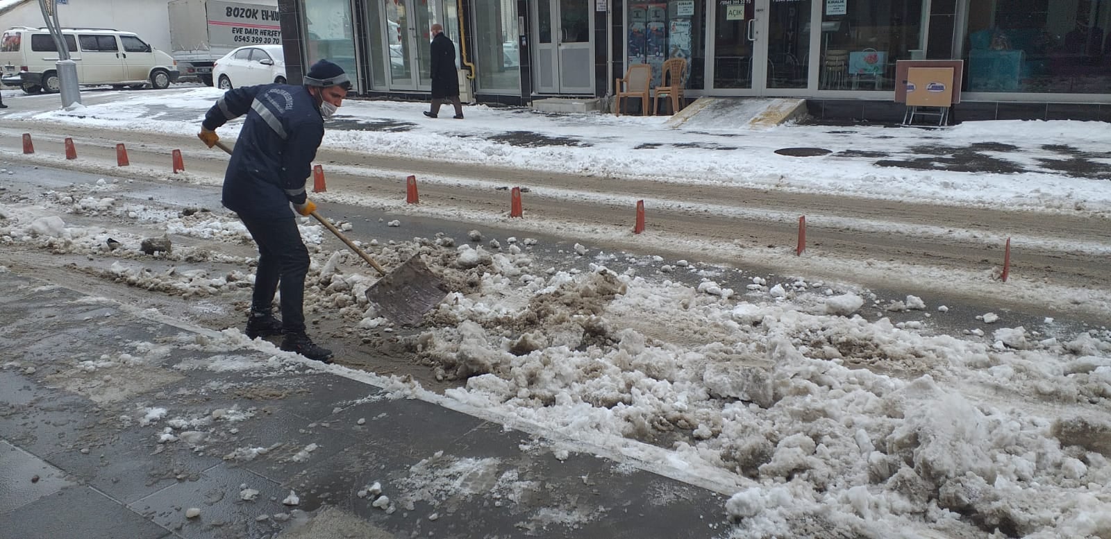Sorgun Belediyesi, kentte etkili olan kar yağışı nedeniyle ana arterler
