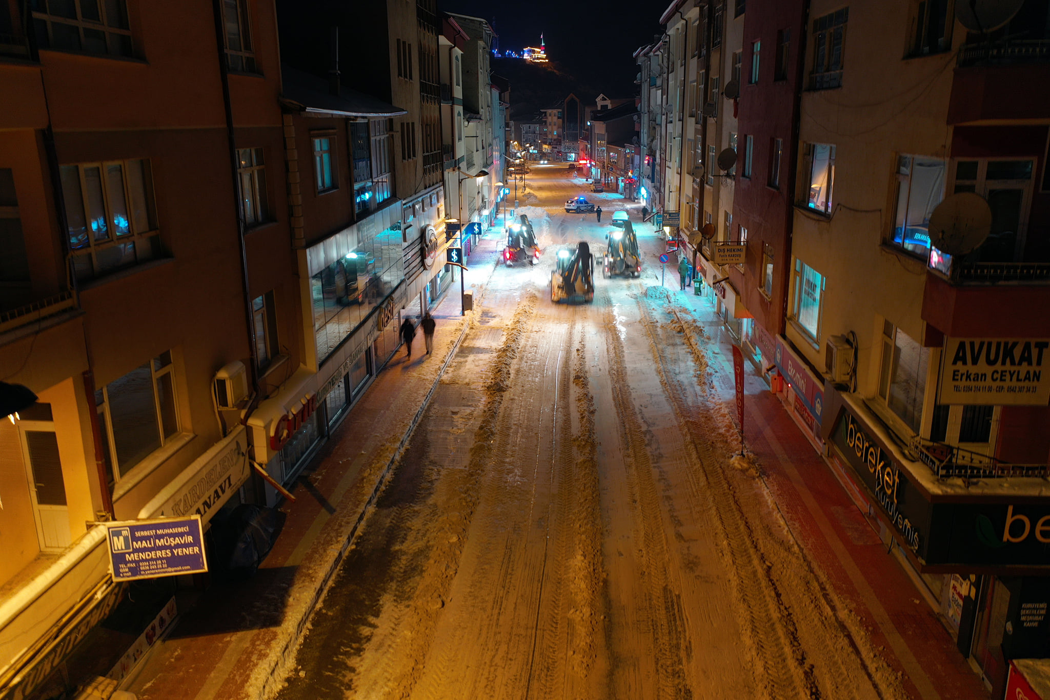 Akdağmadeni Belediyesi yol ve kaldırımda bulunan karları temizleme çalışmalarına aralıksız
