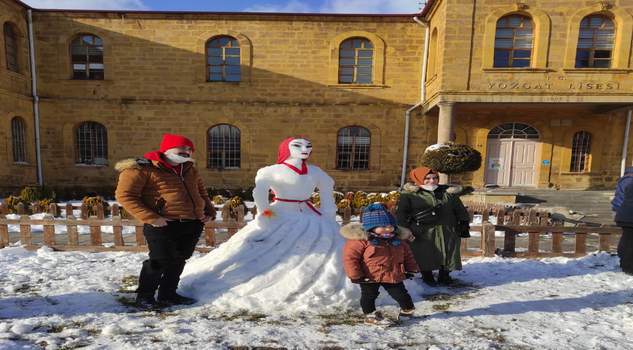 Yozgat'ta bir lisenin bahçesinde yapılan "kardan gelin" görenlerin dikkatini çekti.