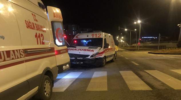 Yozgat'ta hamile kadını taşıyan ambulansın hastaneye sevki sırasında bir otomobille
