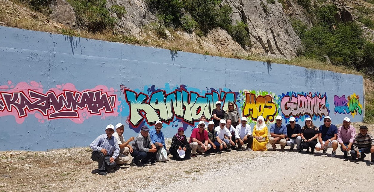 Aydıncık İlçesi Kazankaya Kanyonu girişine Graffiti sanatı çalışması kanyon ziyaretçileri