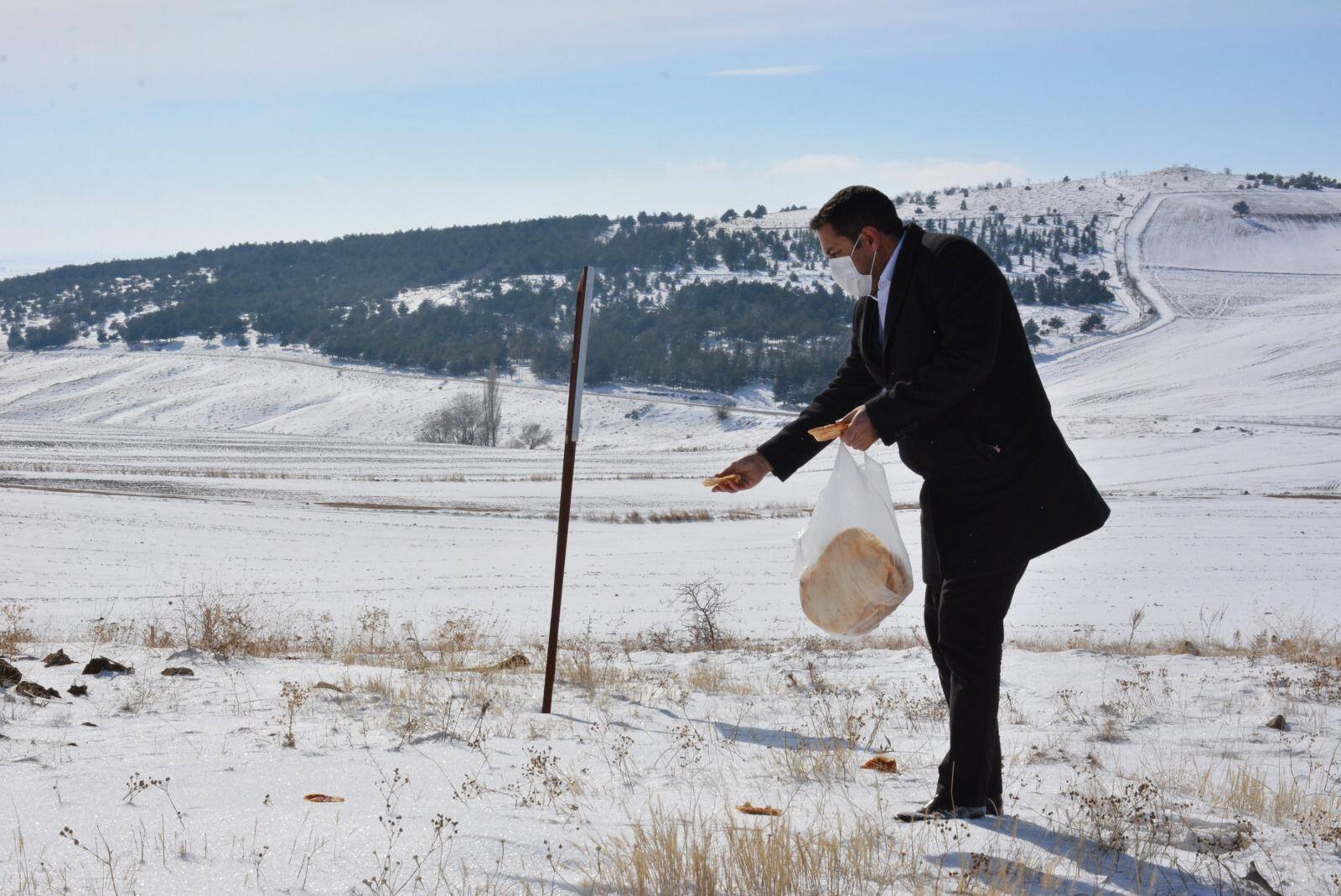 Sorgun Belediye Başkanı M. Erkut Ekinci, belediye personeli eşliğinde sokakta