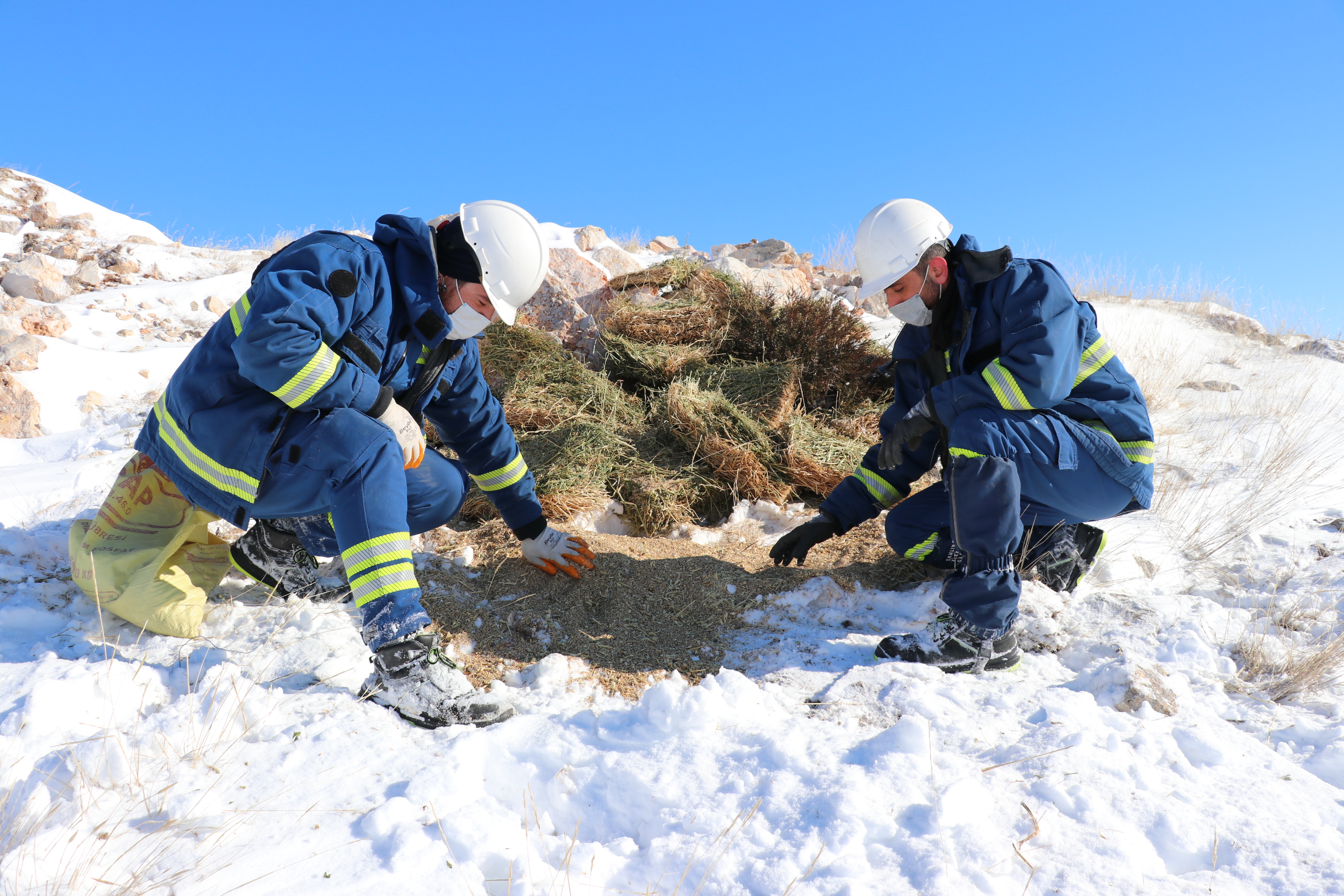 ÇEDAŞ’ın Enerji Tim’leri zorlu kış şartlarında elektrik arızalarına müdahale ederken