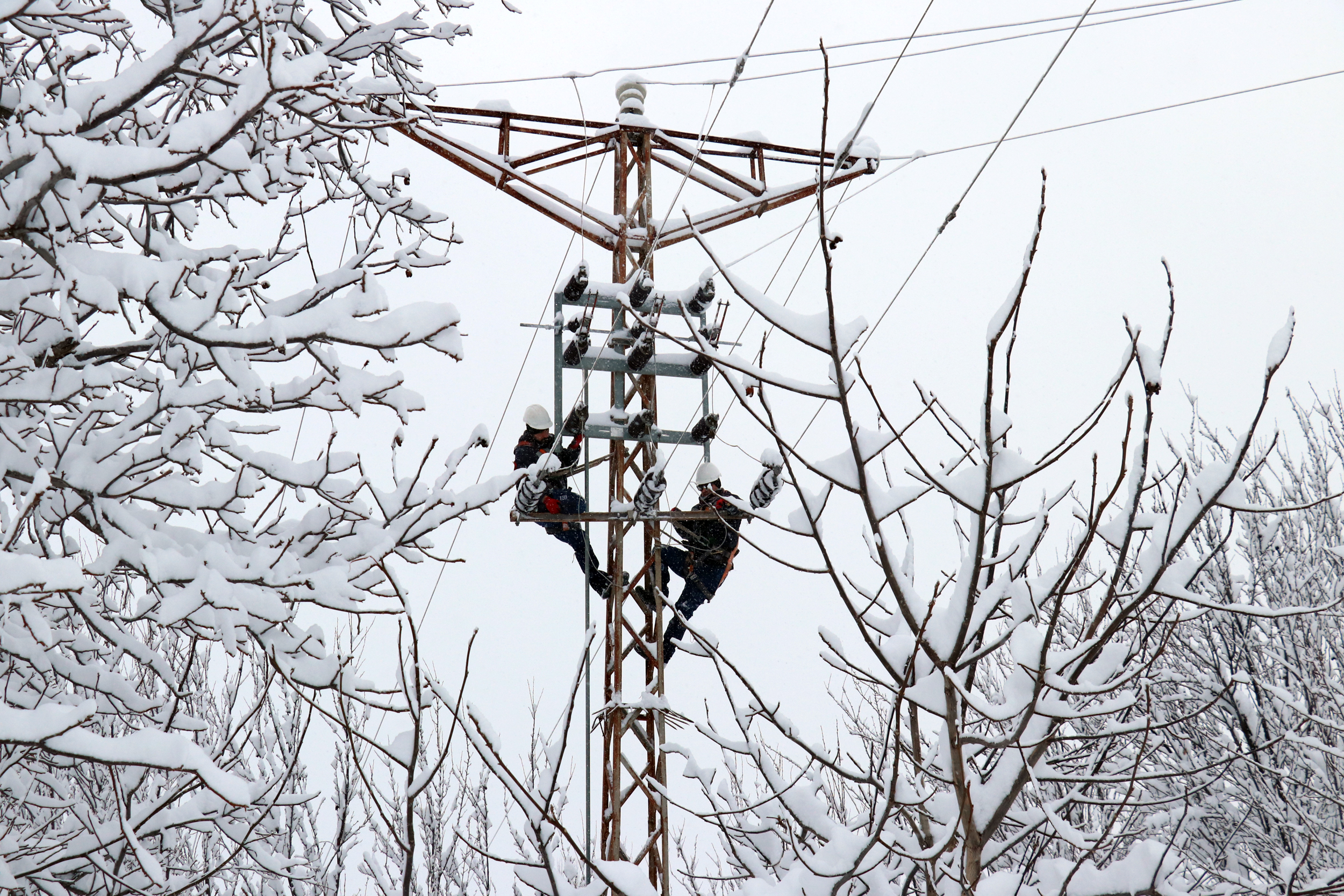 Sert kış şartlarına karşı alarm durumuna geçen ÇEDAŞ, sahadaki personel