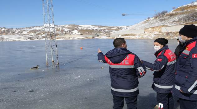 Yozgat’ta buz tutan gölette mahsur kalan ve donmak üzere olan