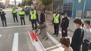 “Öncelik hayatın, öncelik yayanın” sözleriyle başlayan trafikte yaya önceliği seferberliği