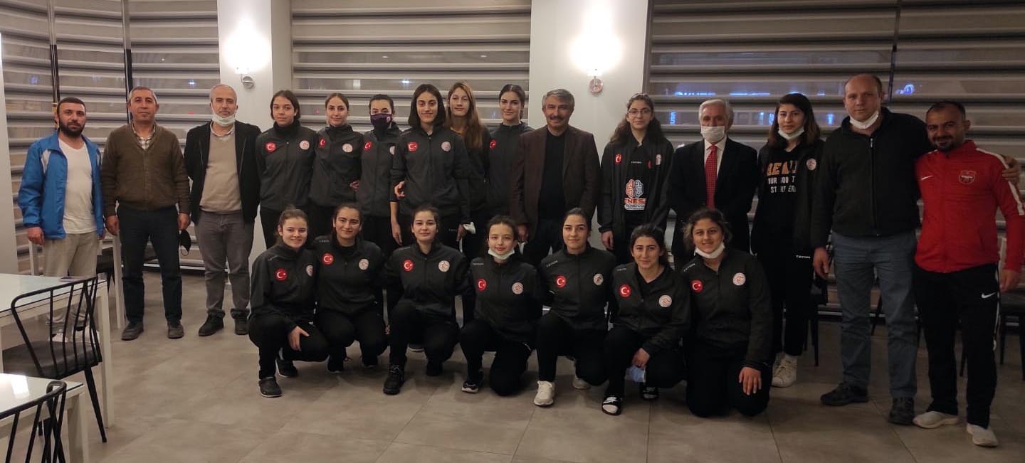 Kadınlar Hentbol Birinci Ligi’nde mücadele eden Yozgat Aile ve Sosyal